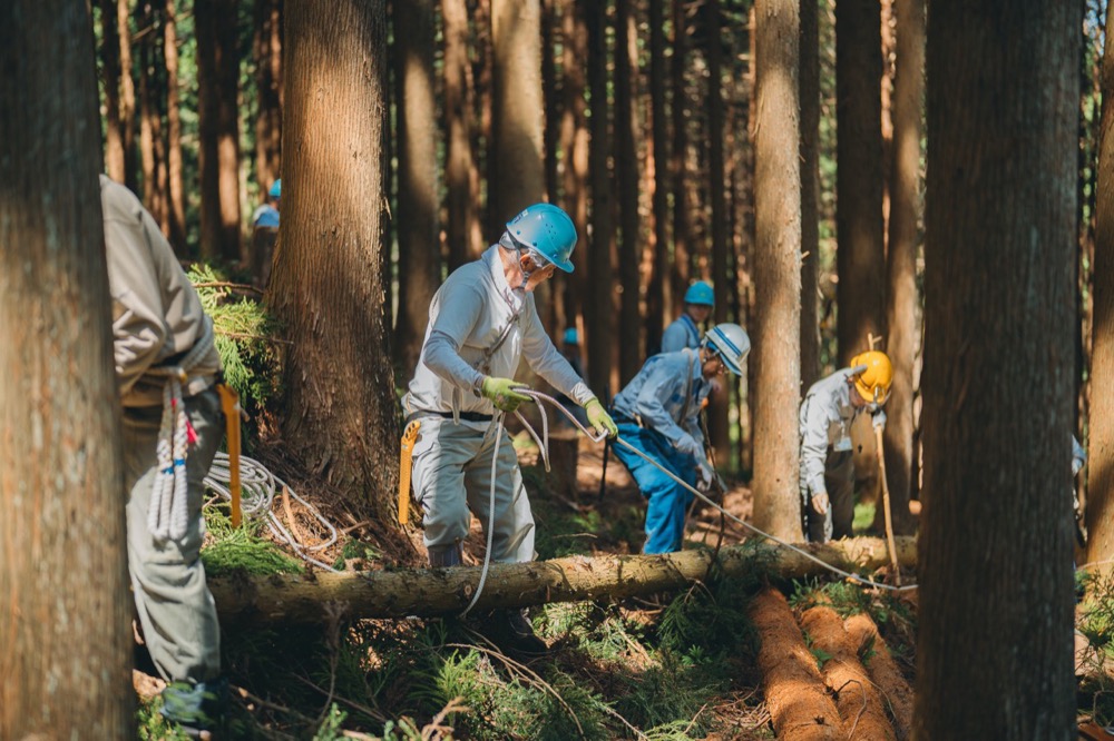 道志村でのボランティア活動の様子。一般の方々が活動しやすいよう、安全面に配慮されている / 出典:横浜市「地球1個分で暮らそう STYLE100」