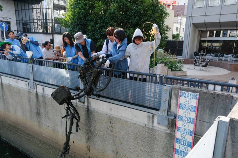 マグネットフィッシングの様子。横浜駅近辺の街中で行われ、道行く人にもインパクトを与えた / 出典:横浜市「地球1個分で暮らそう STYLE100」