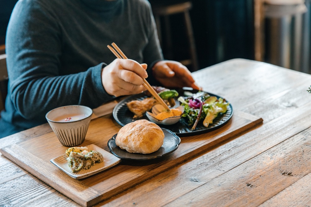 寺家スタジオのランチ。地産地消の野菜や丁寧に焼き上げる天然酵母のパンが評判