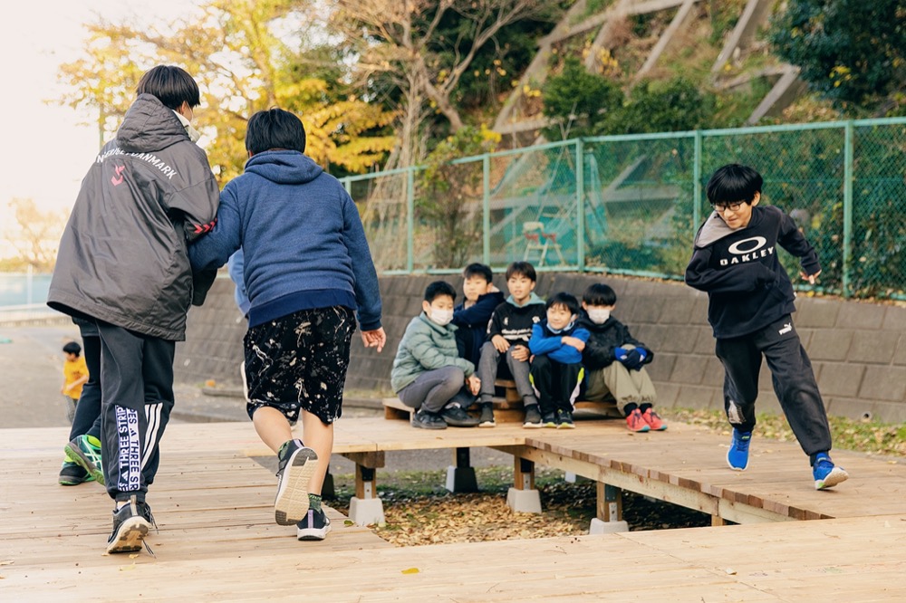 アスレの森の遊具で遊ぶ小学生たち。この遊具も小学生が企画して制作している